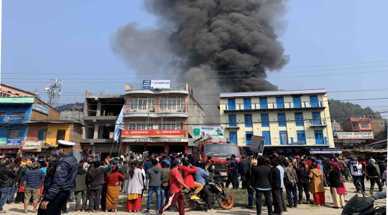दमौलीमा भीषण आगलागी, नियन्त्रणका लागि काठमाडौंबाट हेलिकोप्टर पुग्यो